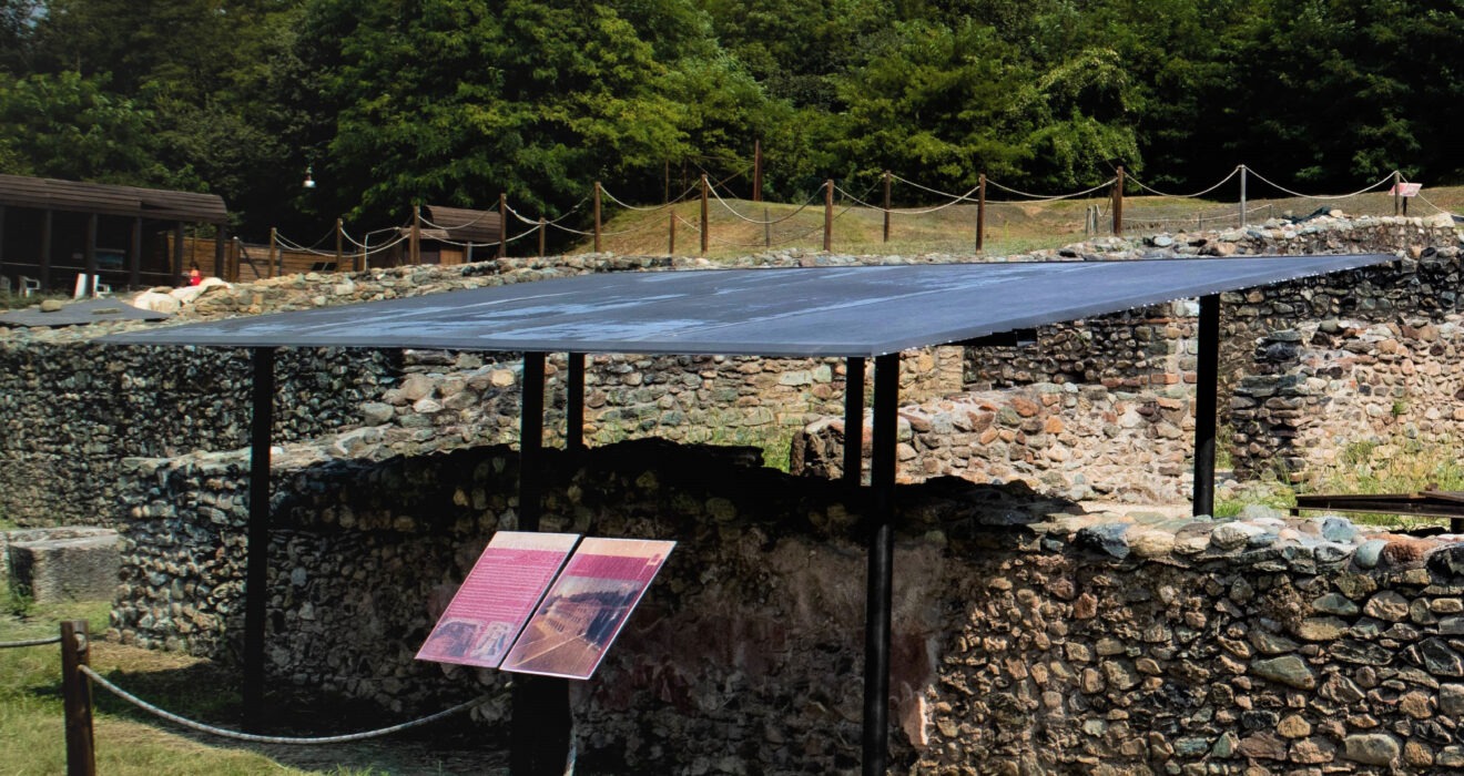 Vista-laterale-della-Villa-roamana-di-Almese-con-affresco